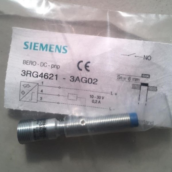 Sensor de proximidad inductivo 8X62 mm, Sn: 6 mm, alimentacion 10-30 VDC, no rasante, NO/PNP, conector M12, bronce niquelado